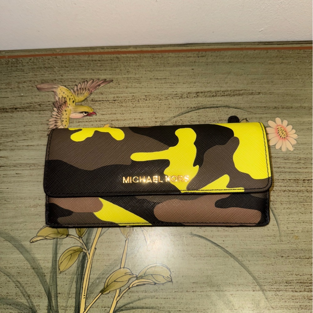 Michael Kors Jet Set Travel Wallet - Picture 2 of 9